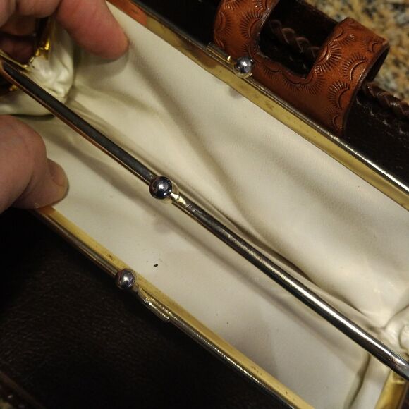 Vintage Alaska Tooled Leather Red Rose Flower Kisslock Kiss Lock Wallet - Picture 3 of 12